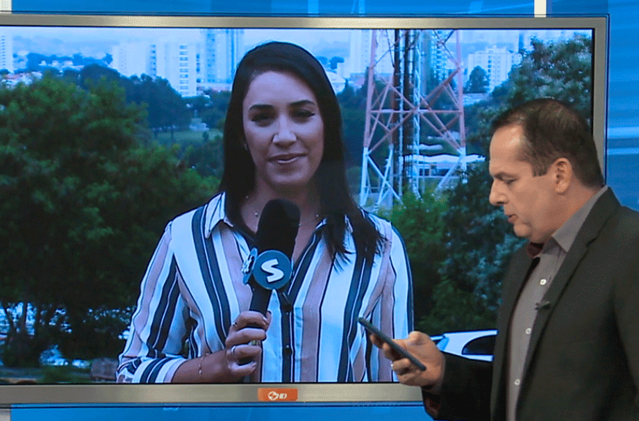 reporter de blusa listrada