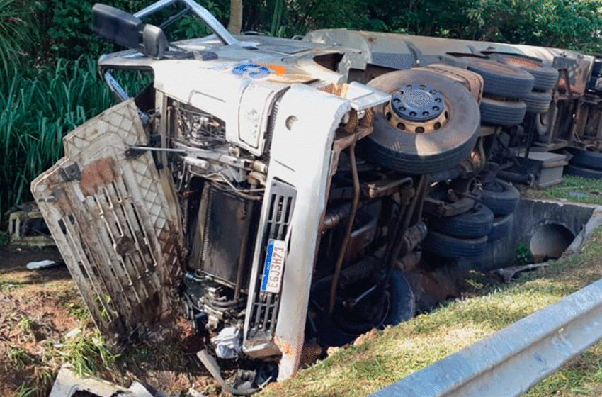 Carreta tomba na rodovia Raposo Tavares e uma mulher morre