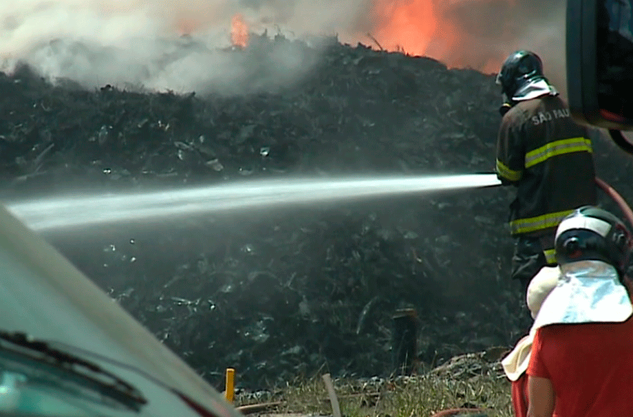 bombeiro apagando fogo