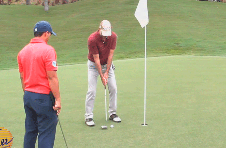 homem jogando golf