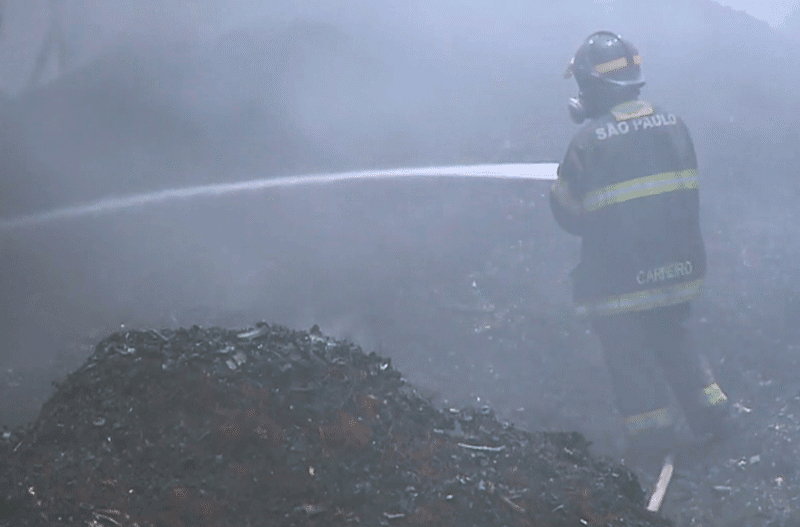 500 mil litros de água são usados para combater incêndio em Mairinque