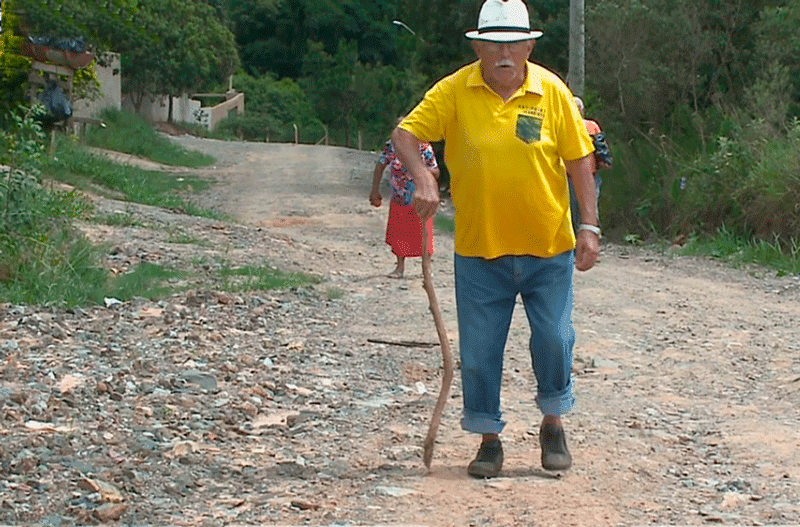 senhor em uma rua sem asfalto