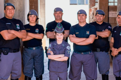 policias e menina