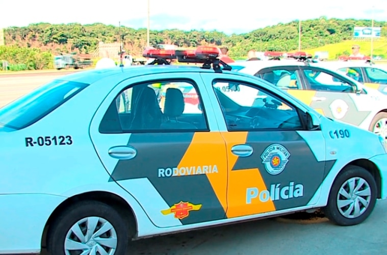 Policiais fiscalizam rodovia para evitar embriaguez ao volante