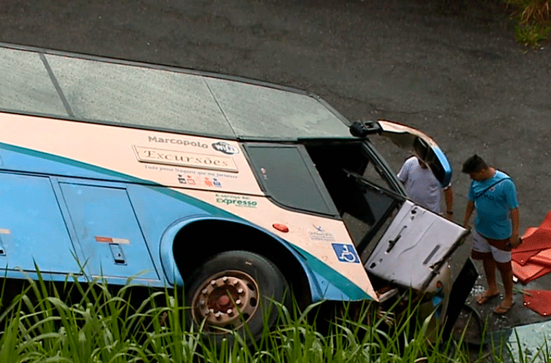 Ônibus cai em ribanceira com 19 passageiros em Itu