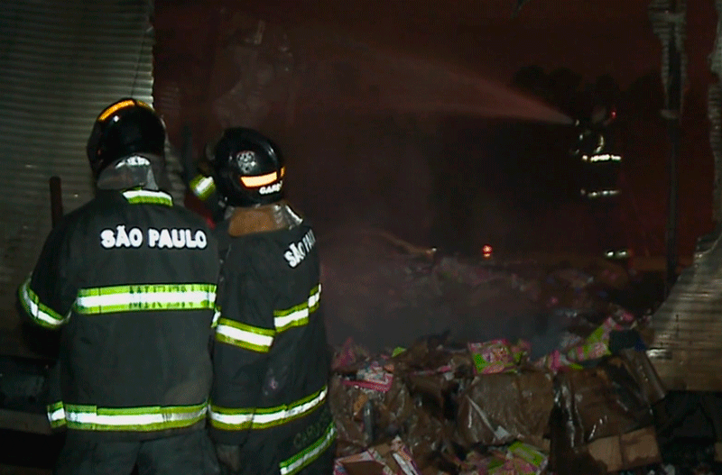 Caminhão pega fogo em rodovia em Sorocaba