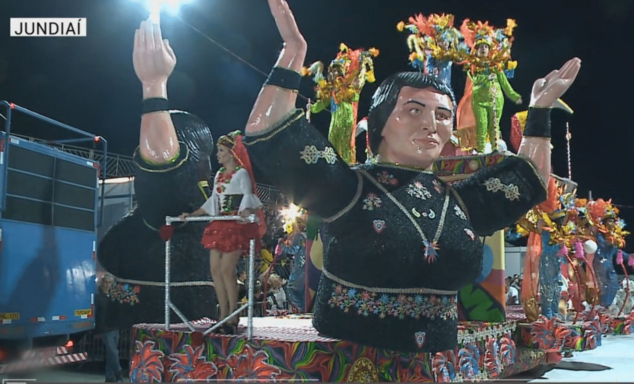 Desfile de escolas de samba em Jundiaí reúne 5 mil pessoas