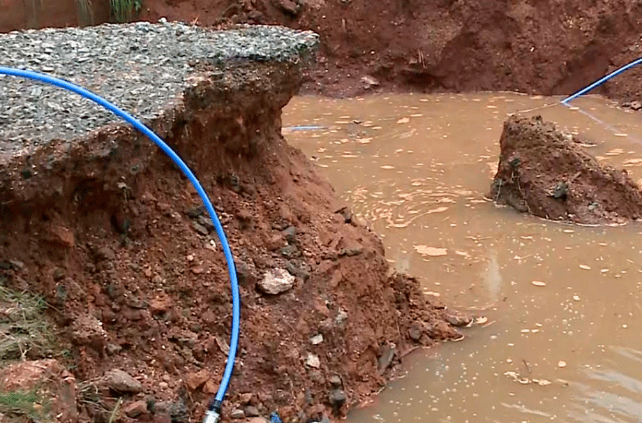 Chuva forte abre cratera em Tietê