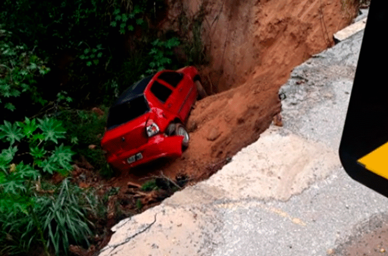 Erosão na estrada Mário Covas no bairro Dona Catarina em Mairinque