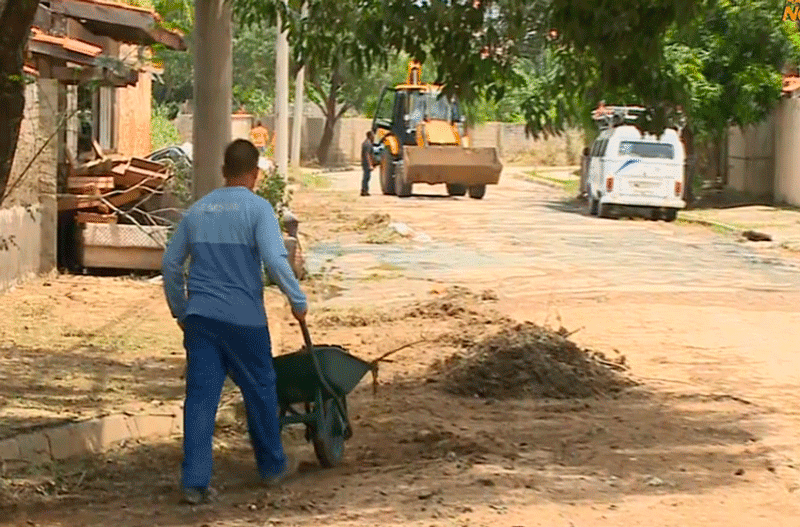 Funcionários da prefeitura de Itu estão no bairro para fazer a limpeza das ruas