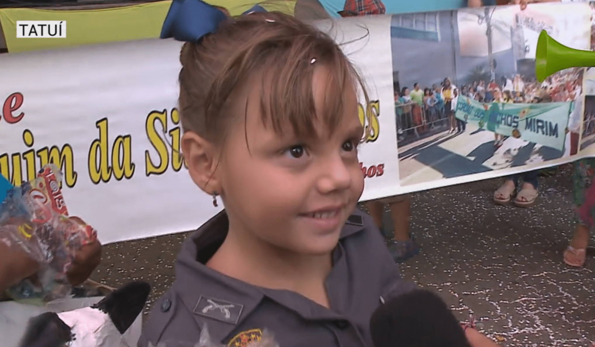 menina fantasiada de policial em tatui