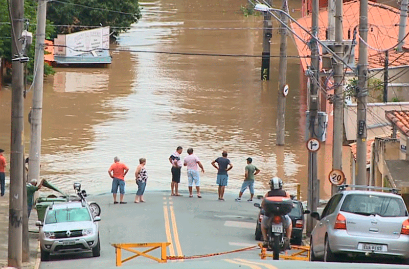 Nível do rio Tietê baixa e estragos e sujeira aparecem