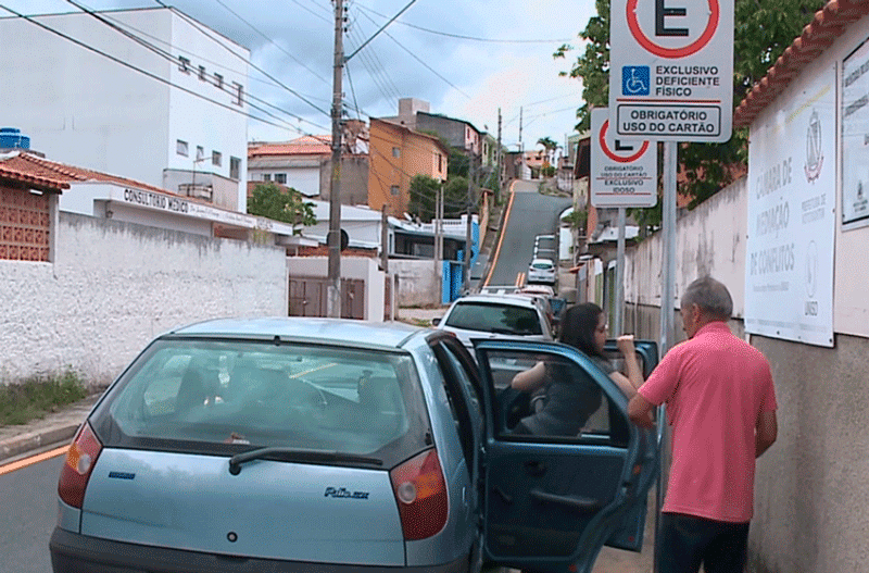 Placas em calçadas causam problemas para pedestres em Votorantim