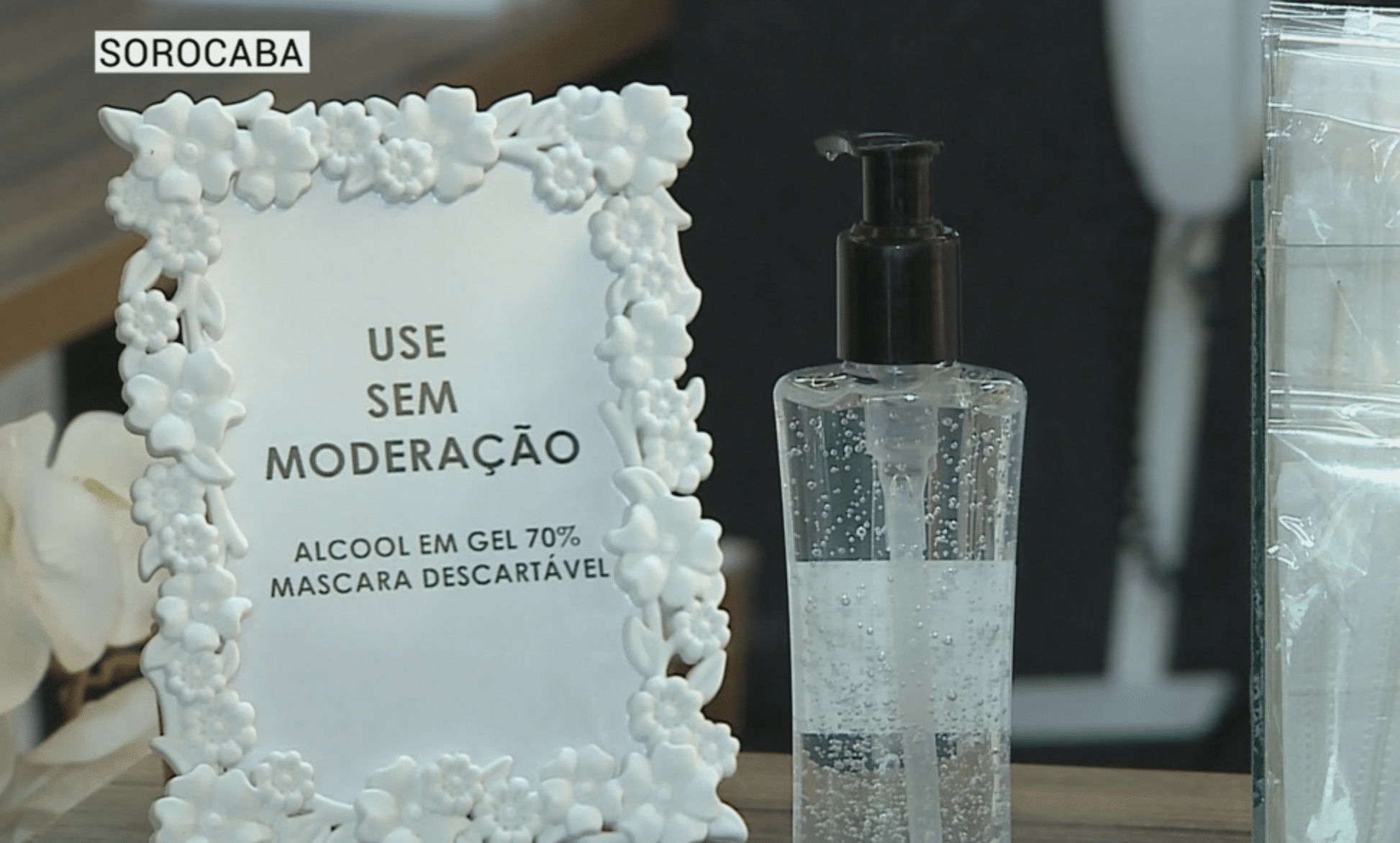 alcool em gel em um salão de beleza