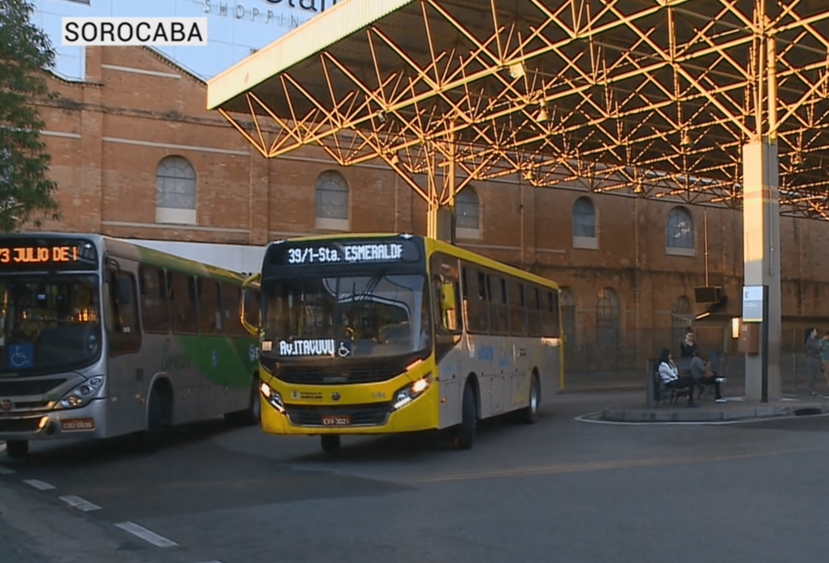 onibus saindo do terminal