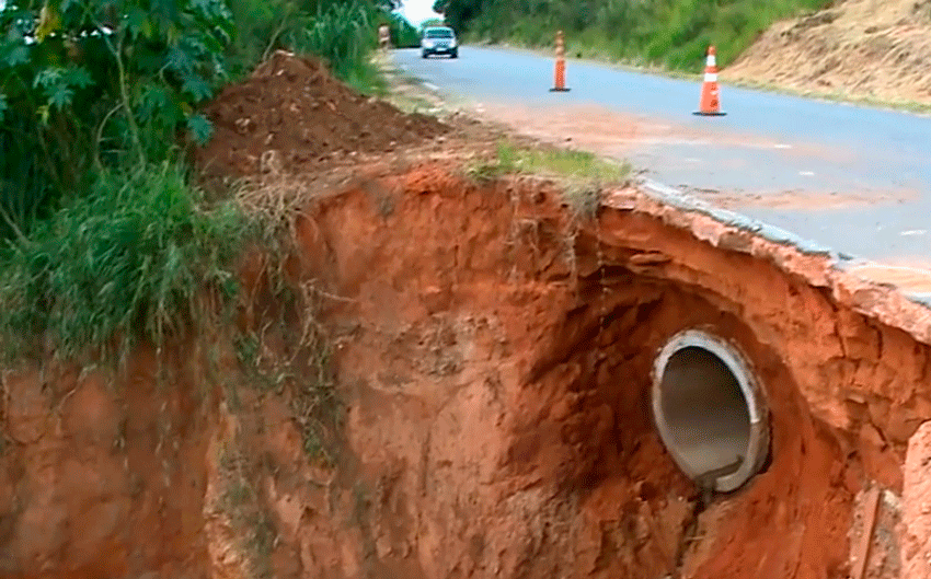 Cratera à beira de avenida preocupa moradores de Iperó