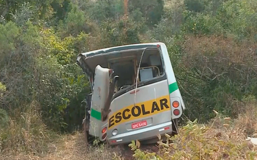 Duas crianças e motorista morrem em acidente de ônibus em Itapeva