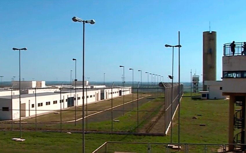 Homens tentam entrar em presídio com celulares e drogas