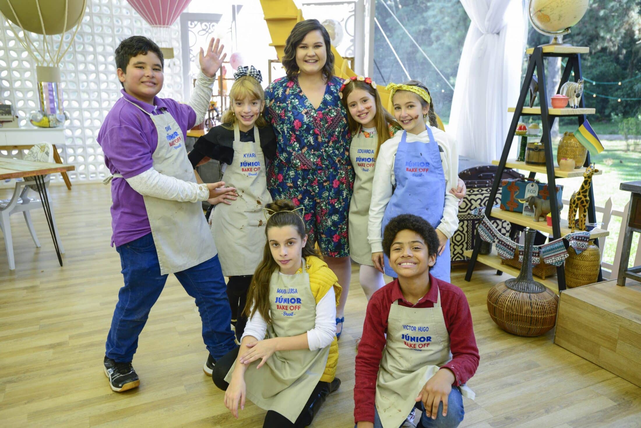 Nanci, de “As Aventuras de Poliana”, visita mini confeiteiros no episódio de amanhã de “Júnior Bake Off”