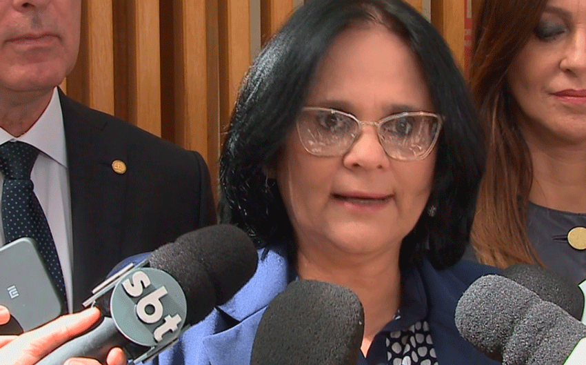 Ministra Damares Alves realiza palestra em Itu