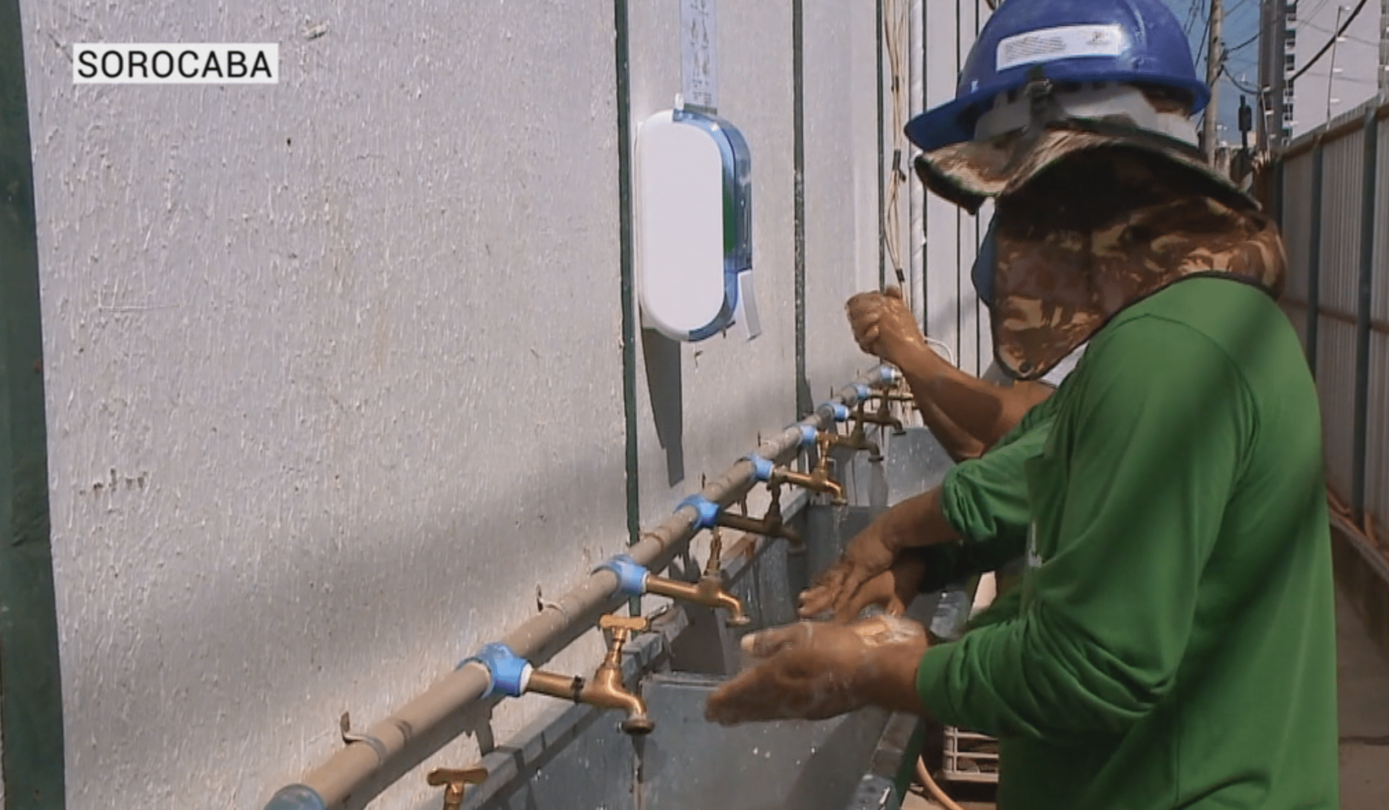 trabalhador-canteiro-de-obras-lavando-a-mao