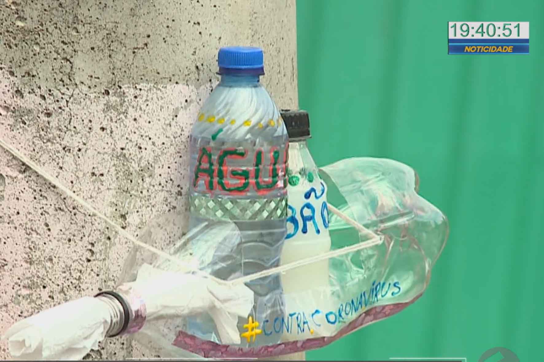 Irmãs em Sorocaba instalam suporte com água e sabão para coletores de reciclagem.