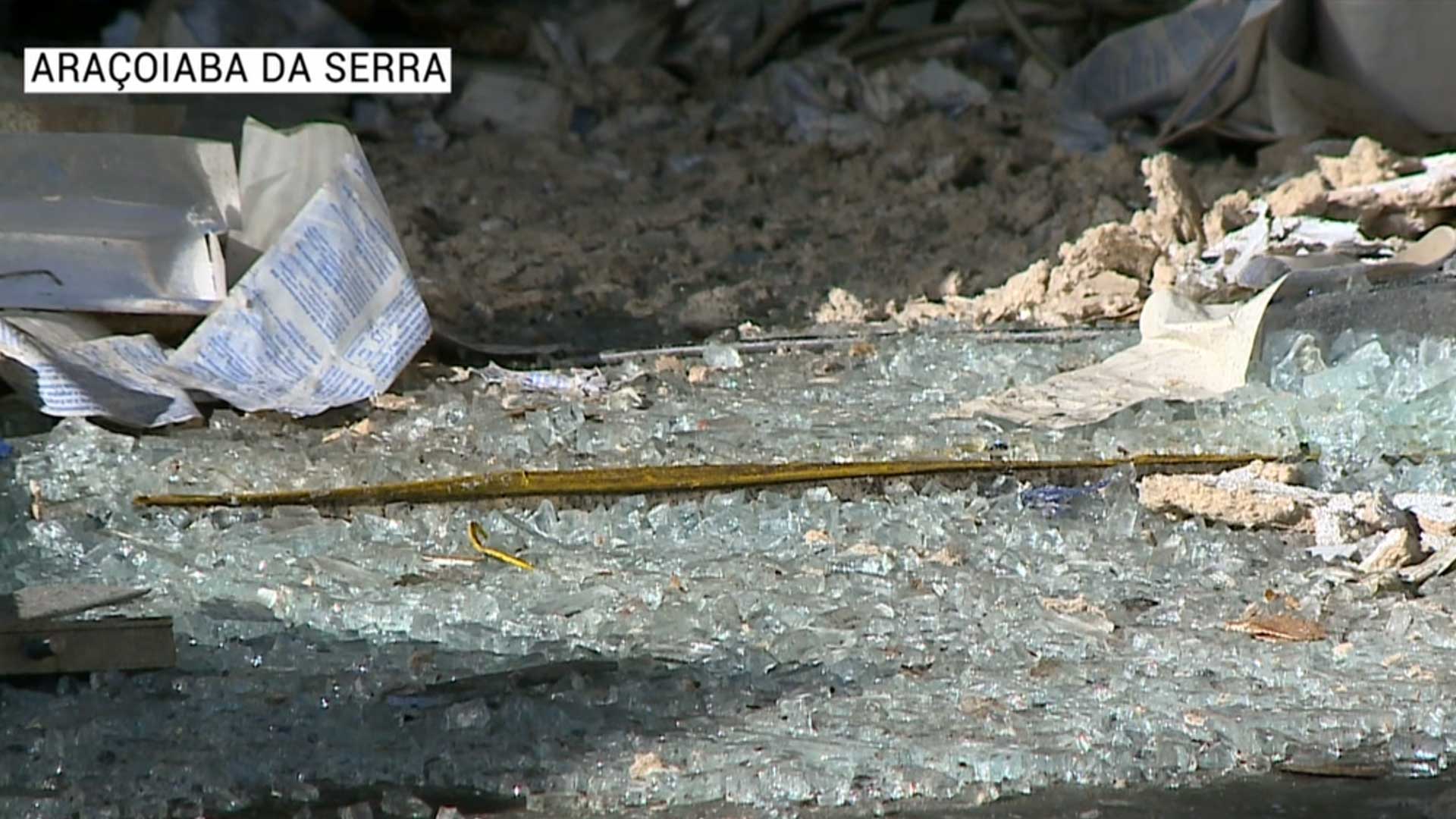 Bandidos explodem caixas eletrônicos em Araçoiaba da Serra.