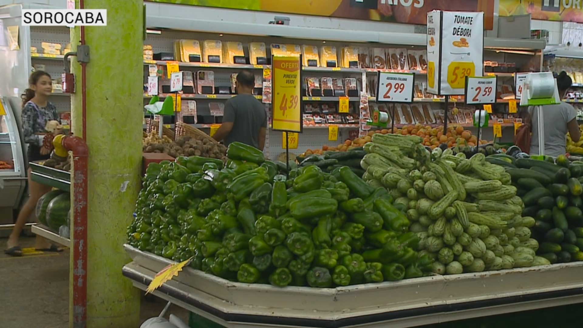 Na hora das compras é preciso cuidado para evitar contaminação.