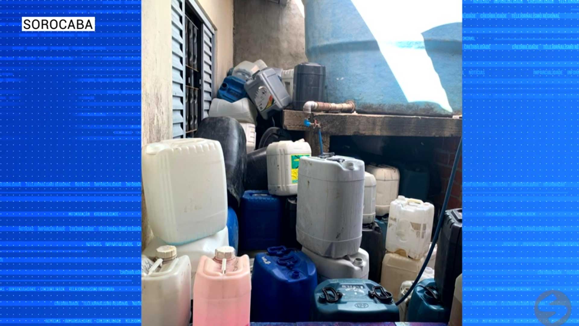 Polícia e prefeitura de Sorocaba descobrem fábrica clandestina de produtos de limpeza.