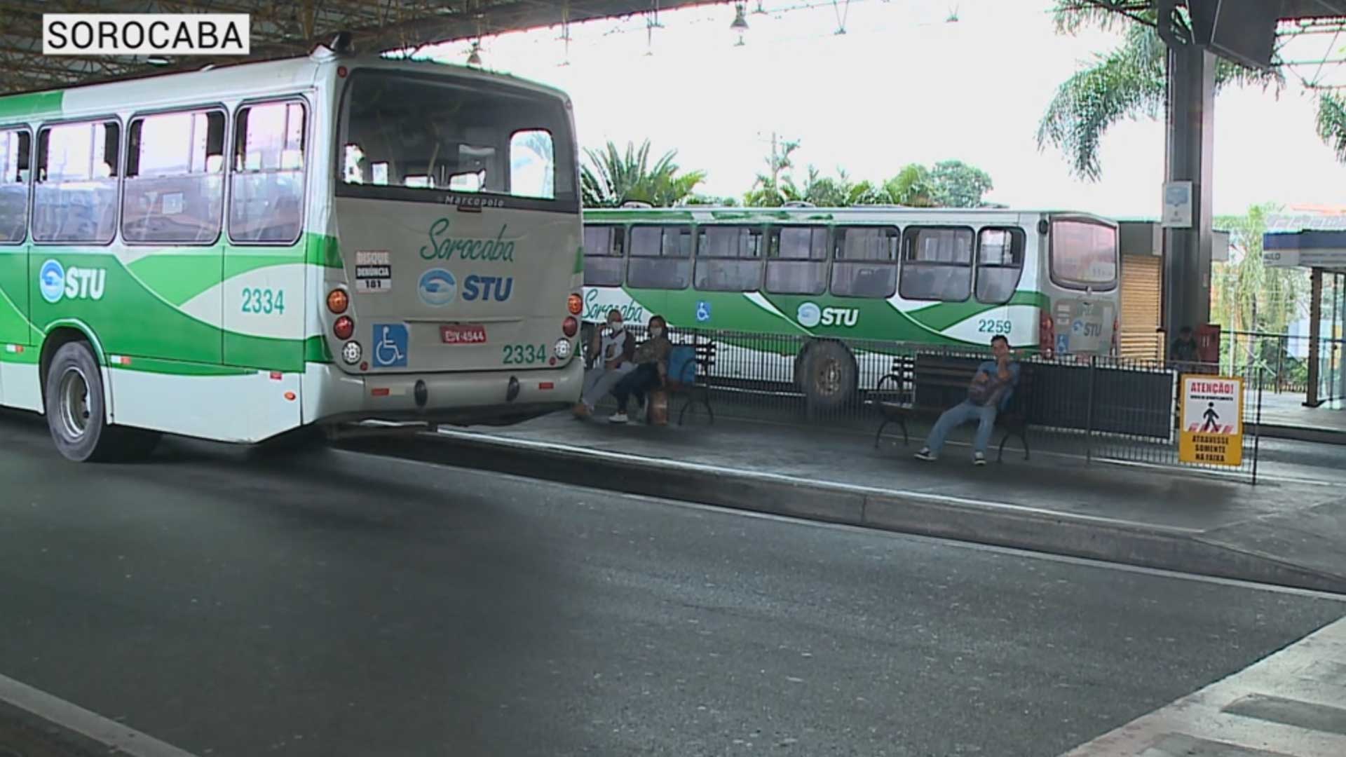 Motoristas de ônibus mantém protesto e Sorocaba fica sem transporte público.