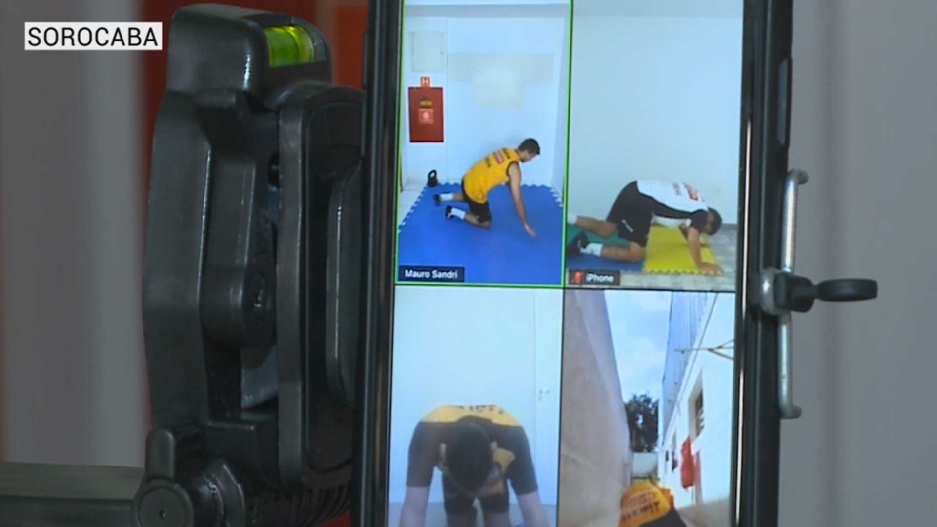 Atletas profissionais de futsal do time de Sorocaba treinam online durante a pandemia.