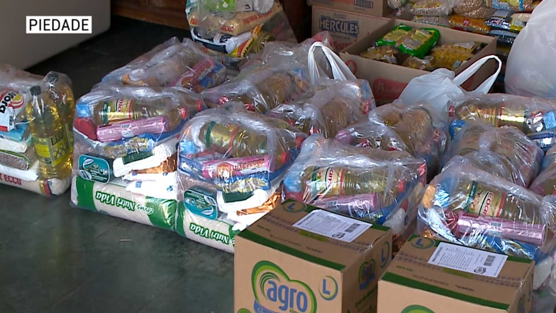 Família de Piedade cria varal solidário para arrecadar alimentos.