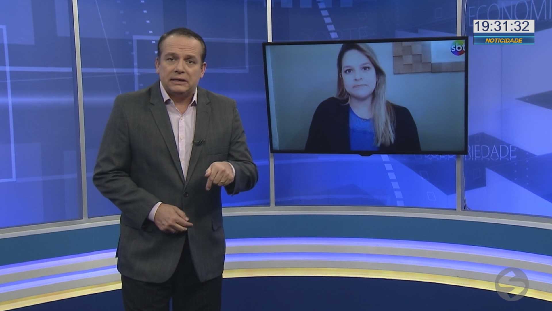 apresentadores dando noticia no estudio