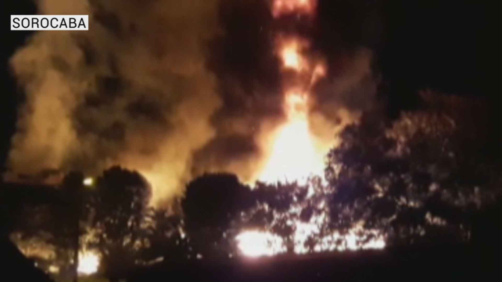 Incêndio atinge garagem de ônibus intermunicipais em Sorocaba.