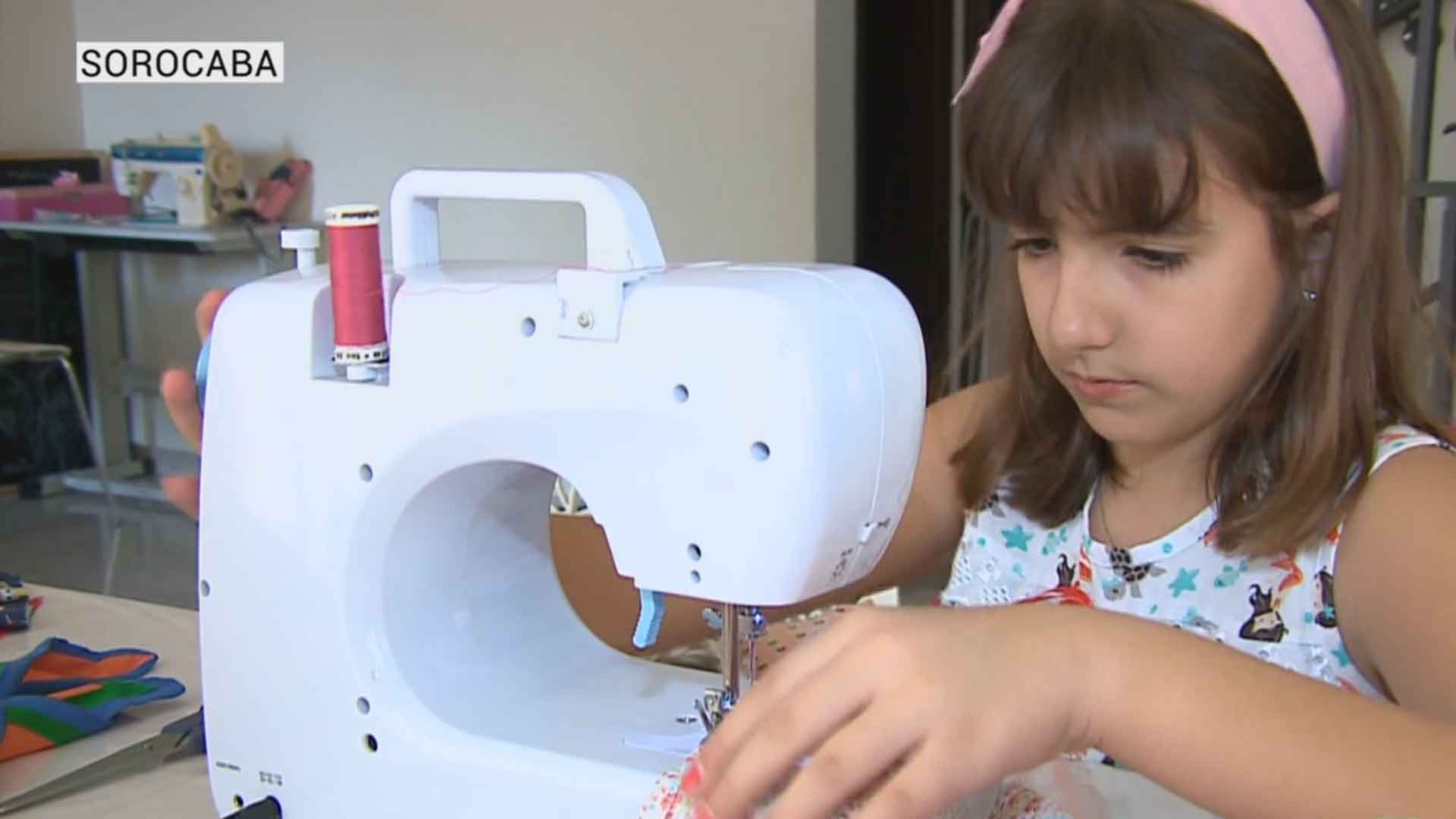 Menina de 10 anos faz máscaras para doação.