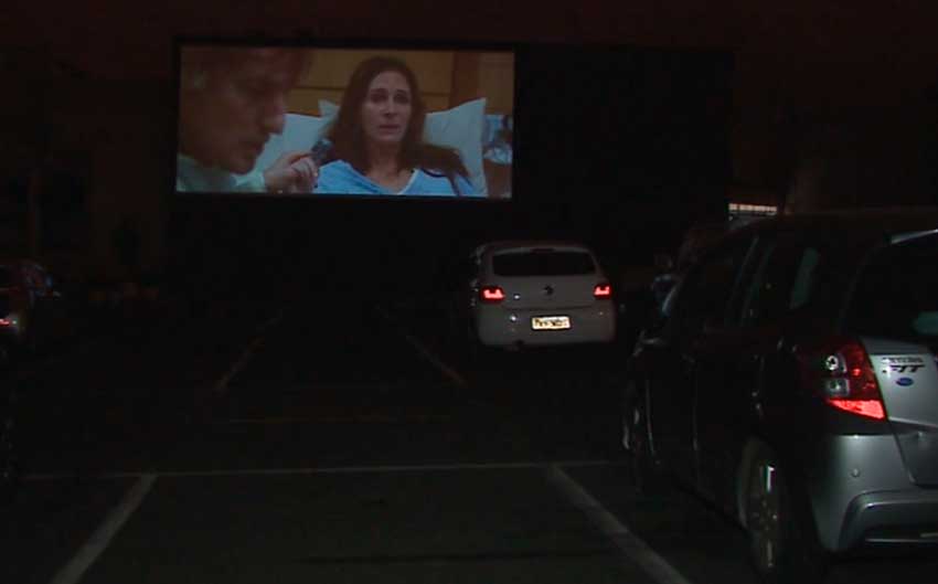cinema drive in em estacionamento
