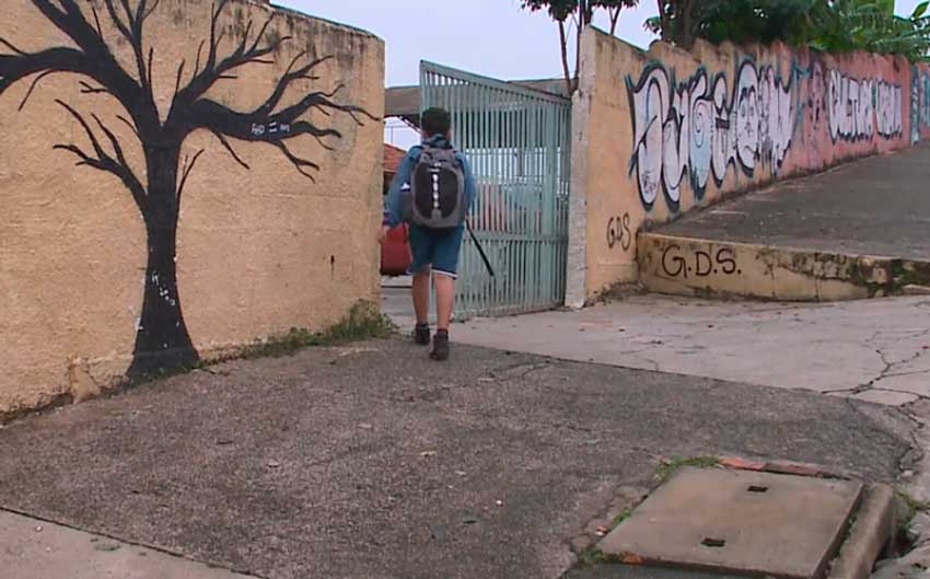 crianca entrando na escola