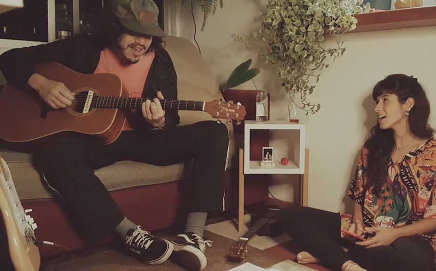 dupla de musicos cantando o tocando violao