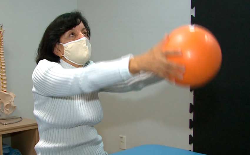 mulher fazendo exercicio com bola laranja