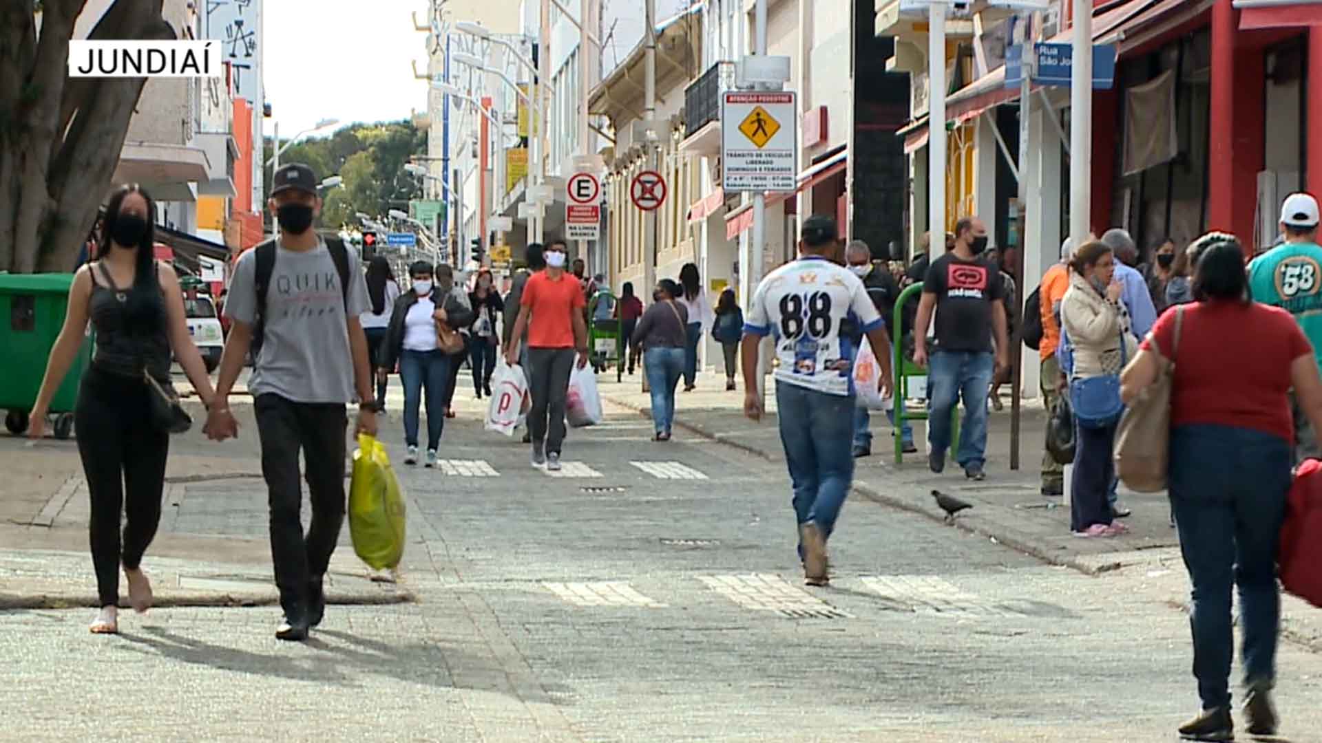 pessoas na rua jundiai