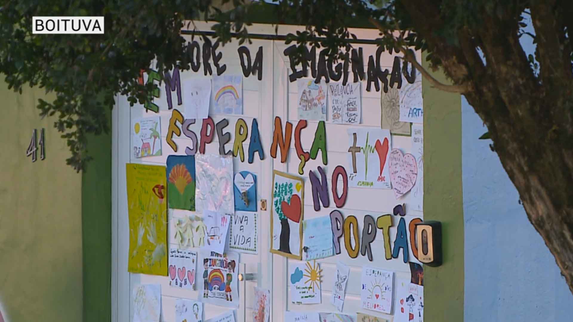 Alunos colam mensagens positivas no portão da escola