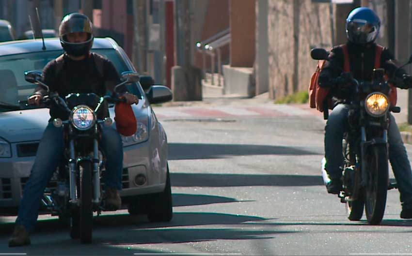 veiculos parados no transito