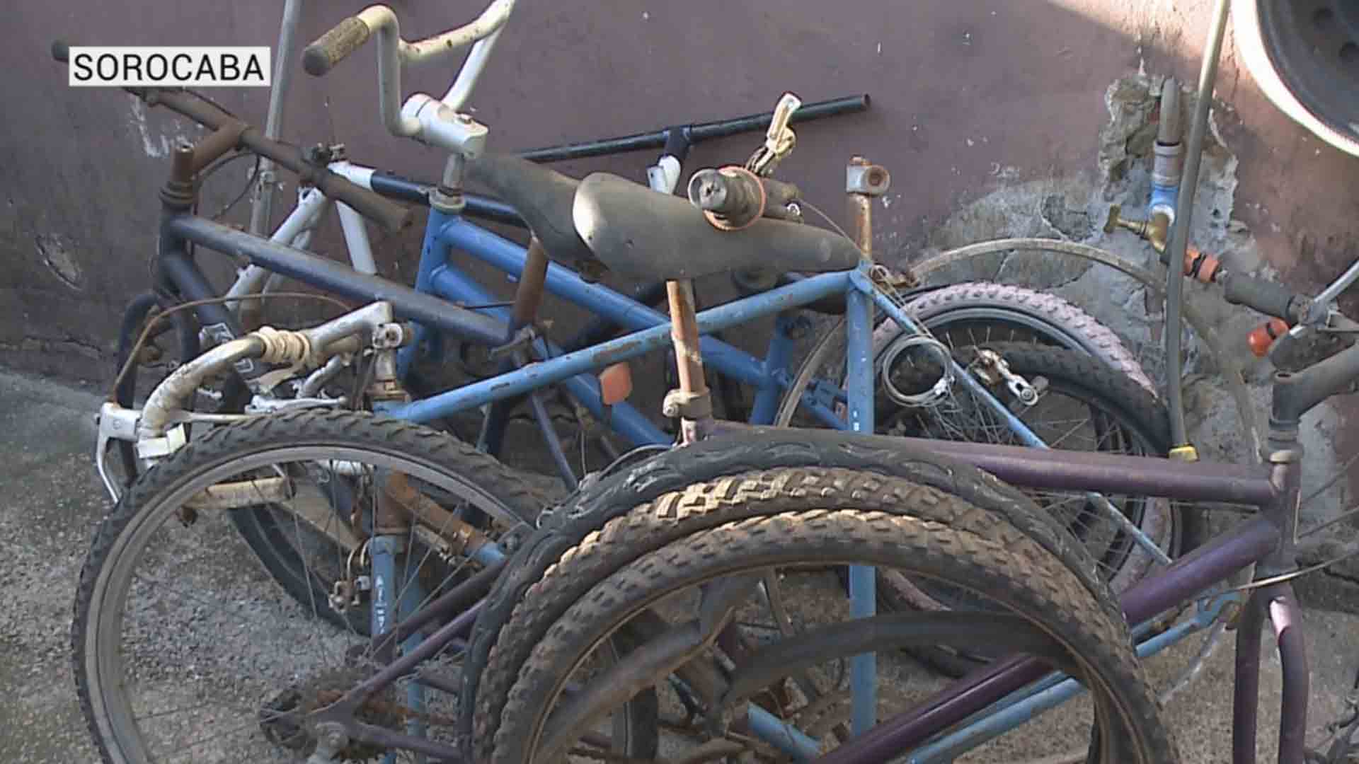 Professor e mecânico restauram e doam bicicletas usadas