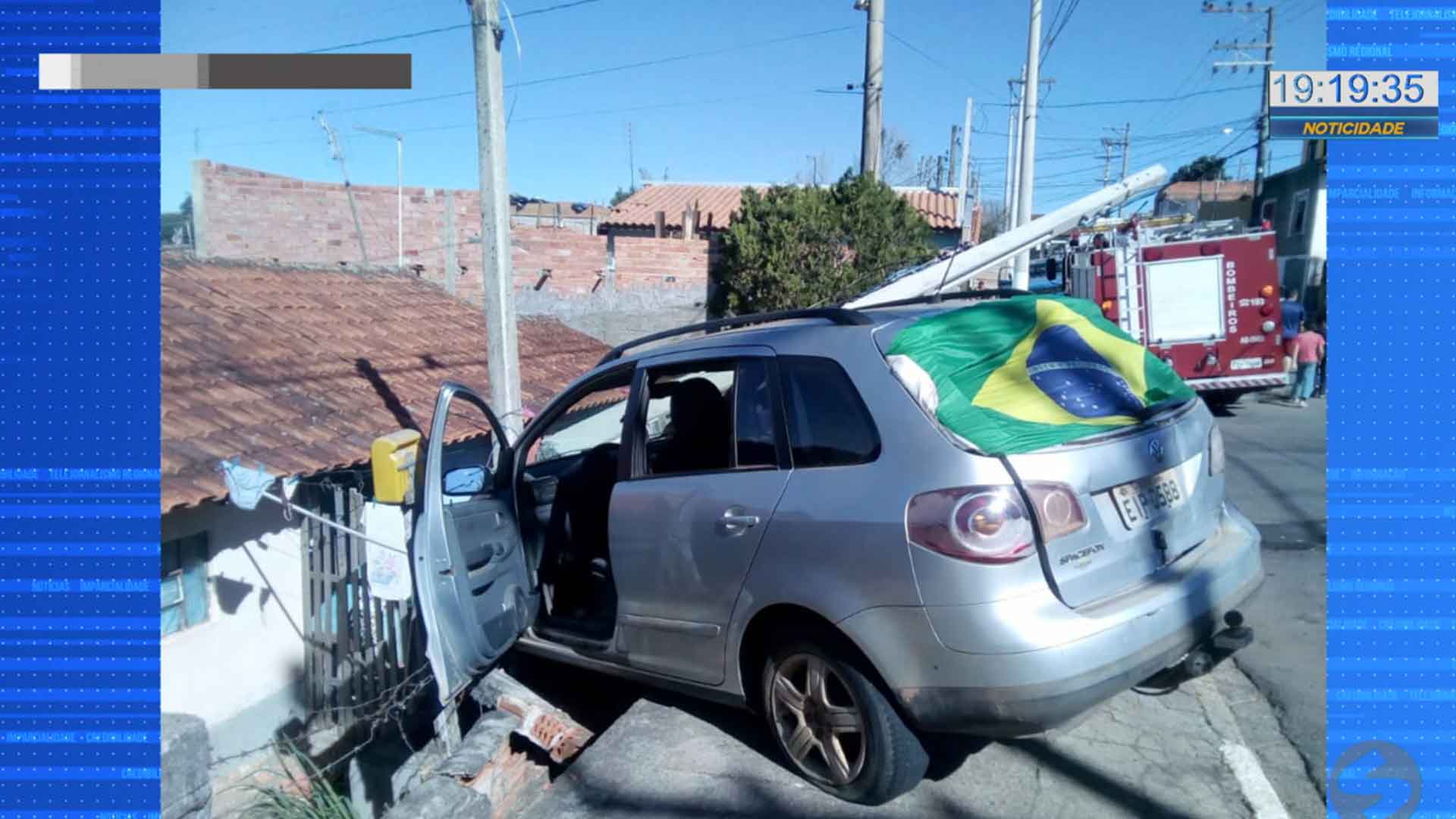 carro cai em casa