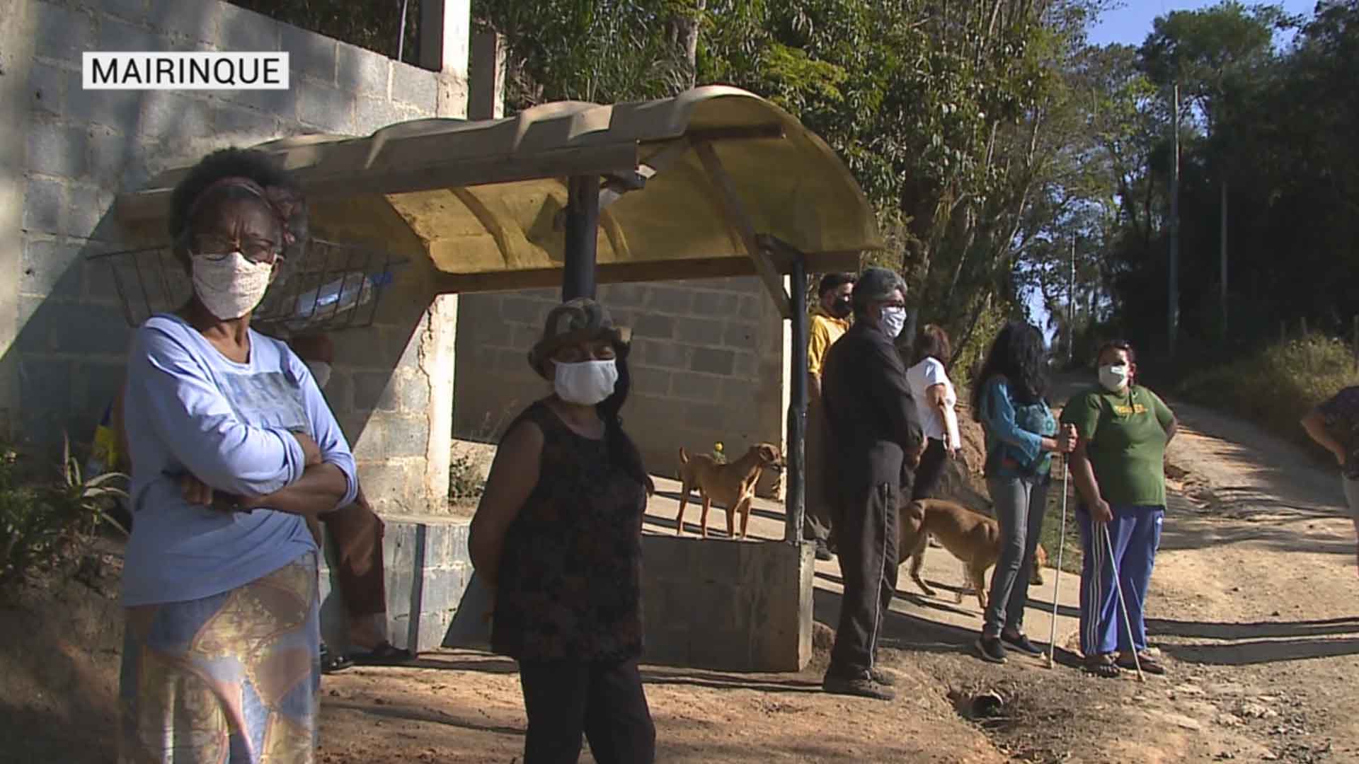 Moradores caminham 30 minutos até ponto de ônibus em Mairinque