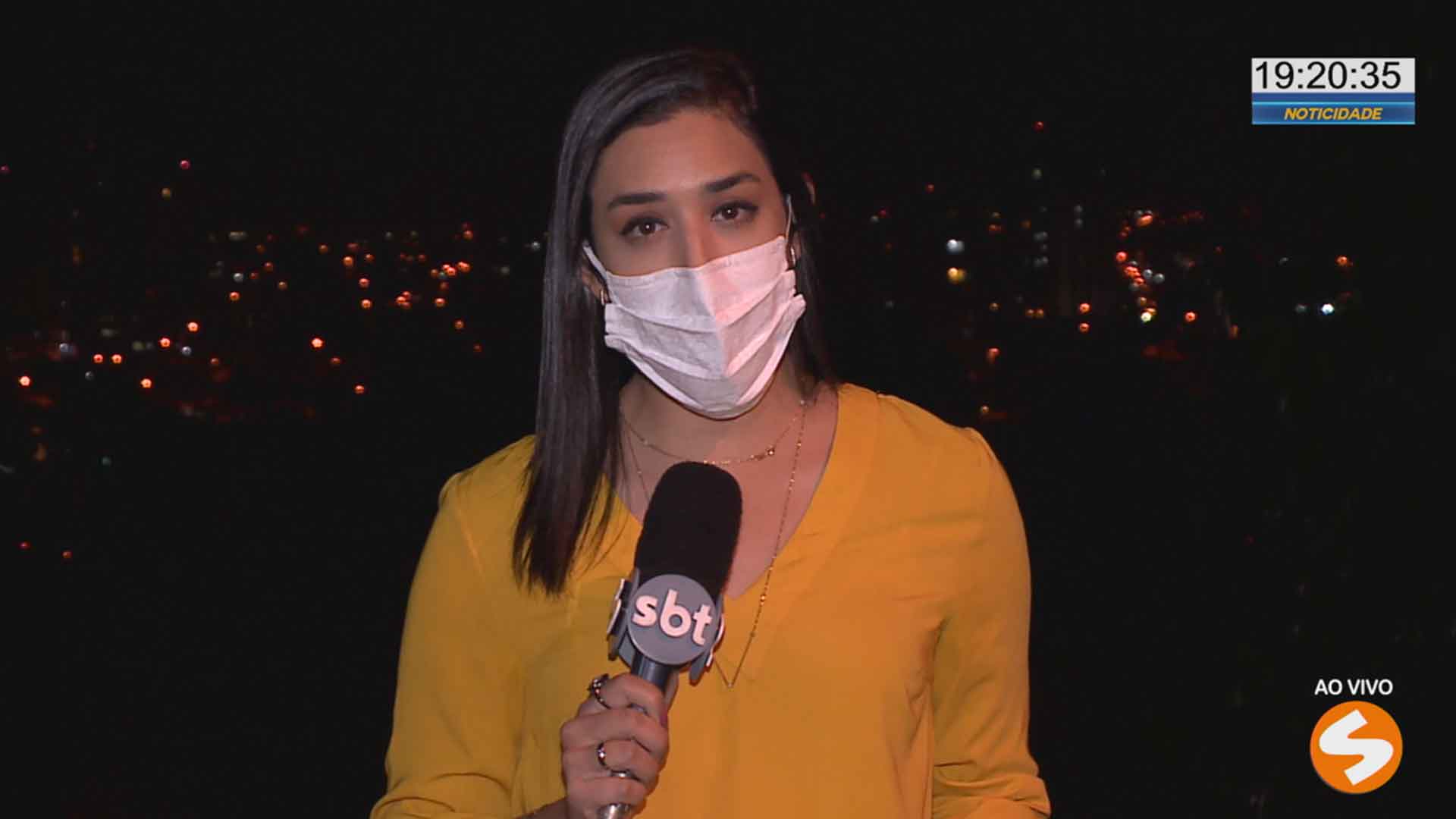 reporter de amarelo