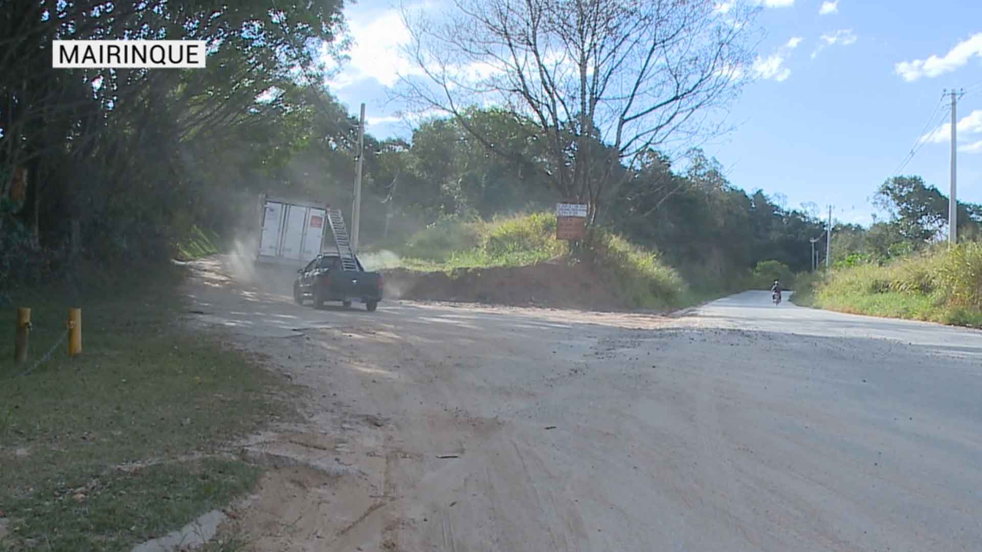 Rua sem asfalto e agência do Correios fechada em Mairinque
