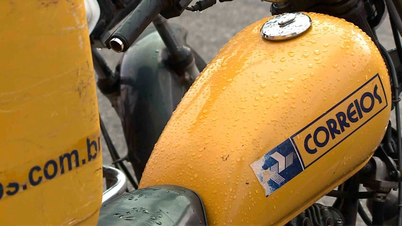 Funcionários dos Correios entram em greve