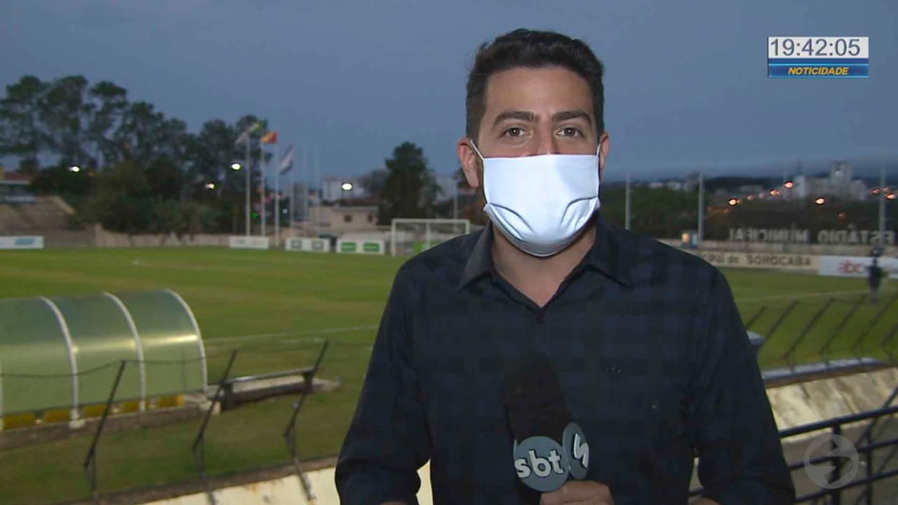 reporter no campo de futebol