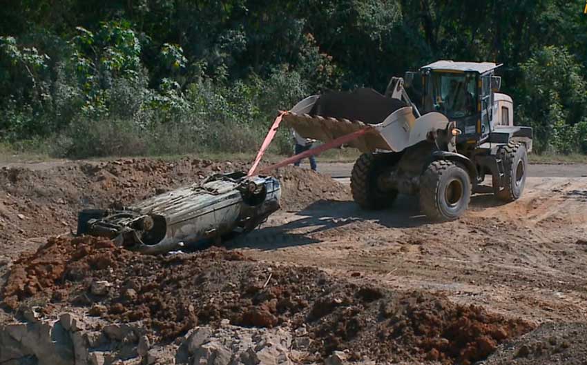 Retirada de carros do fundo de pedreira em Salto de Pirapora